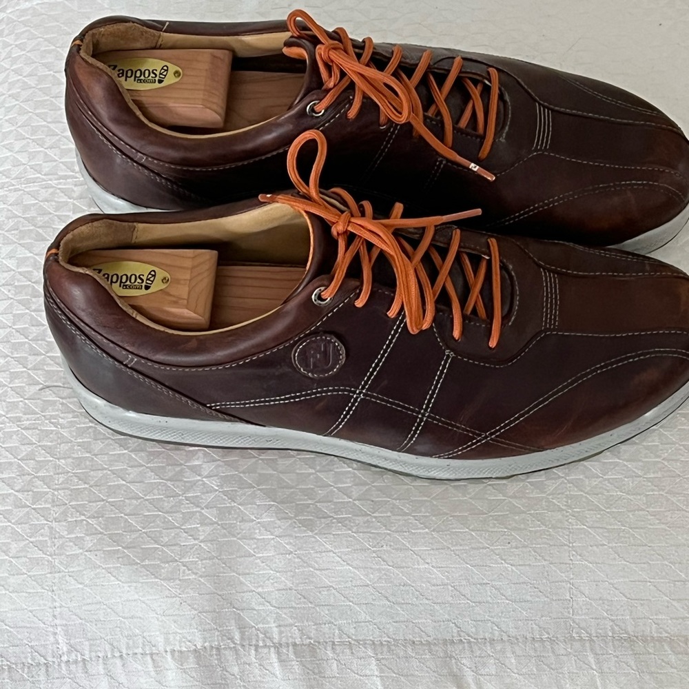 Mens size 11 FOOT JOY versaluxe leather golf shoe with cork style inside shoe